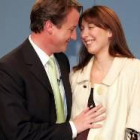 David Cameron recibe la felicitación de su esposa