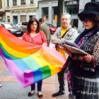 Representantes sindicales, políticos y colectivos gay despliegan la bandera multicolor antes de izarla en la sede de los sindicatos en León para conmemorar el Día del Orgullo Gay