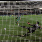 Urko Vera logra el gol decisivo al marcar el último penalti de la tanda entre la Deportiva y el Huesca.