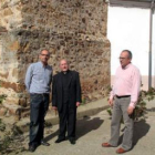 El alcalde de Santa Marina, el párroco y el pedáneo de Sardonedo, durante su visita a las obras de l