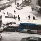 Una imagen del vídeo de vehículos resbalando sobre la nieve en Montreal.