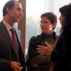 César Antón y Ana Redondo dialogan tras la celebración del Pleno en el que se aprobó la ley.
