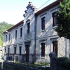 El edificio de las escuelas de Soto de Sajambre  recibirá una de las ayudas.