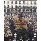 Los braceros del Nazareno esperan en la Plaza Mayor a que la Virgen y el San Juan den comienzo al En