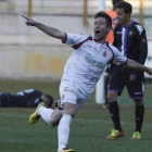 Jony Lomas celebra el gol del empate culturalista para desesperación de los jugadores del Valladolid B, que ya tenían la victoria y los tres puntos muy cerca de su casillero particular.