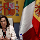 La ministra de Defensa española, Margarita Robles (i), se reúne este lunes con el Ministro de Defensa de la República Italiana, Lorenzo Guerini. MARISCAL