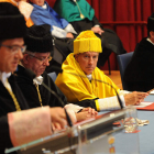 Mateos, ayer, escuchando el discurso del rector de Burgos.