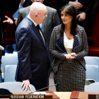 El embajador ruso ante la ONU, Nebenzia, conversa con la representante de EE UU, Haley. JUSTIN LANE