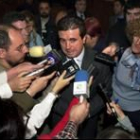El ministro de Medio Ambiente, Jaume Matas, rodeado de periodistas, estará el martes en Villadepalos