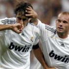 El jugador holandés cedido, en un partido junto a Raúl, con la camisa blanca.