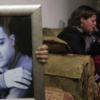 La madre del presunto espía asesinado por el EI llora junto a un retrato de éste en su casa en Jerusalén.