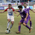 El delantero de la Cultural Isaac Aketxe siempre estuvo muy vigilado por la defensa del Burgos CF