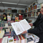 Uno de los libreros presentes en la feria muestra un ejemplar del Quijote. L. DE LA MATA