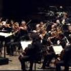 Serebrier dirigiendo a la Sinfónica de Barcelona en el Auditorio de León