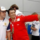 Un seguidor de Ferrari se hace una fotografía con Fernando Alonso