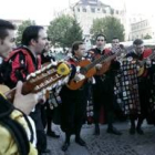 Los participantes en el Certamen de Tunas de León, durante el pacalles por el centro de la ciudad