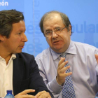 Juan Vicente Herrera conversa con Carlos Floriano durante el Comité Ejecutivo.