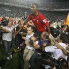 Ighalo es llevado a hombros por los aficionados del Granada.