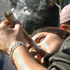 Jóvenes participan en una manifestación en defensa del consumo lúdico de marihuana, uno de los delitos más denunciados. MONDELO