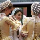 Las damas de honor ayudan a Letizia a subir al coche el día de su boda