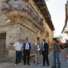 El alcalde (segundo por la izquierda), ayer junto a concejales y representantes locales.