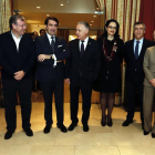 El consejero de Fomento, Juan Carlos Suárez-Quiñones; el alcalde de León, Antonio Silván y el presidente de la Diputación, Juan Martínez Majo junto a otrass autoridades participantes en el desayuno organizado por la Asociación Leonesa de comercio, ALECO.