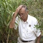 El abuelo de Marta de Castillo durante la búsqueda.