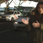 La reportera Marta Losada, en el reportaje del programa de Cuatro 'En el punto de mira' dedicado a la guerra del taxi.