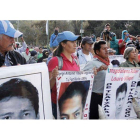 Los familiares de los estudiantes desaparecidos se manifiestan, ayer, en las inmediaciones de la zona militar de Chilpancingo, en el estado de Guerrero.