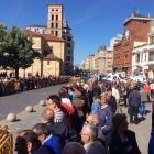 Cientos de personas esperan en el exterior de la Diputación la llegada del féretro de Isabel Carrasco