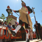 El ritmo del lento taconeo del centurión romano guió la tradicional procesión hasta la iglesia del Arrabal.