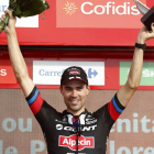 El ciclista holandés del equipo Giant, Tom Dumoulin, en el podio al proclamarse el vencedor de la novena etapa y recupera el liderato de la clasificación general de la Vuelta Ciclista a España.