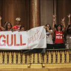 Un grupo de prostitutas exhiben en el pleno del Ayuntamiento de Barcelona pancartas en defensa de su actividad.