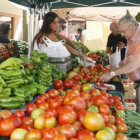 La mayor parte de los puestos venden tomates de Mansilla de las Mulas.