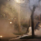 Un manifestante corre entre gases lacrimógenos durante los disturbios en Chile.