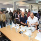 Miembros de Salvemos Bierzo, con Prada colocando folletos, durante una de sus últimas reuniones de c