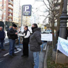 Los trabajadores se plantaron con pancartas a la entrada del aparcamiento del grupo empresarial.