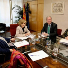 La ministra de Sanidad, María Luisa Carcedo, durante su encuentro con el alcalde de León, Antonio Silván.