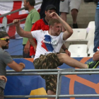 Un hincha ruso agrede a un aficionado inglés durante el partido de este sábado en Marsella.