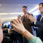 El candidato del PPC, Xavier García Albiol, junto al presidente del Gobierno, Mariano Rajoy, el pasado sábado en Mataró (Barcelona).
