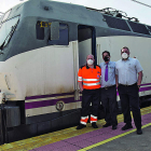 Personal ferroviario ante una 252 en los andenes de la estación de Quintana de Raneros. FERNANDO OTERO