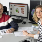 Los investigadores Anna Labernadie y Xavier Trepat, del IBEC (Institut de Bioenginyeria de Catalunya), que han descubierto que las células tumorales secuestran las células sanas para promover la metástasis.