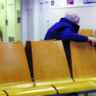 Un paciente espera en una sala de espera a ser atendido por un médico de familia en un Centro de Salud. TONI ALBIR.