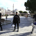 Varios policías, en la zona del atentado de Estambul.