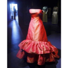 Uno de los bellísimos vestidos diseñados por el modisto vasco Cristóbal Balenciaga.