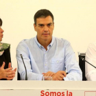 Pedro Sánchez, junto a sus principales colaboradores, este lunes.