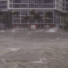 Agua hasta la cintura en Miami por el Irma.