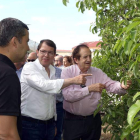 Mañueco visita con Lucas la empresa Nufri en El Burgo de Osma. ICAL