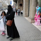 Una mujer con burka en la Gran Via de Barcelona, el pasado mes de marzo.