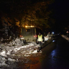 Militares de la UME trabajan al caer la noche en Asturias, muy afectada por el temporal de nieve.